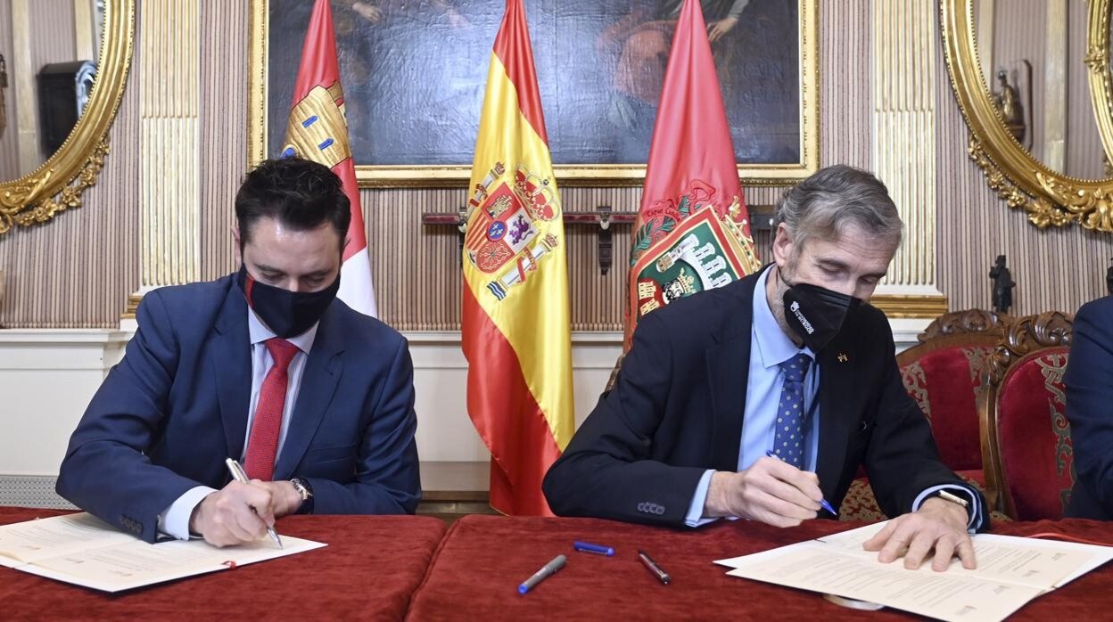 El alcalde de Burgos y el rector de la UBU, durante la firma de la adhesión del Ayuntamiento de Burgos a la red