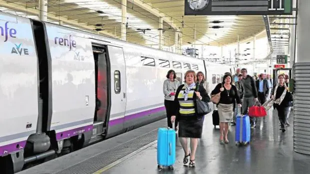 Adif estudia la propuesta de la CEV y la Cámara de Alicante de que algunos trenes tengan parada en Atocha
