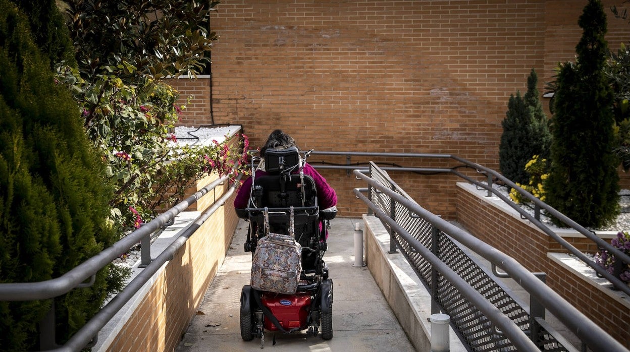 Una persona tetrapléjica se desplaza en silla de ruedas