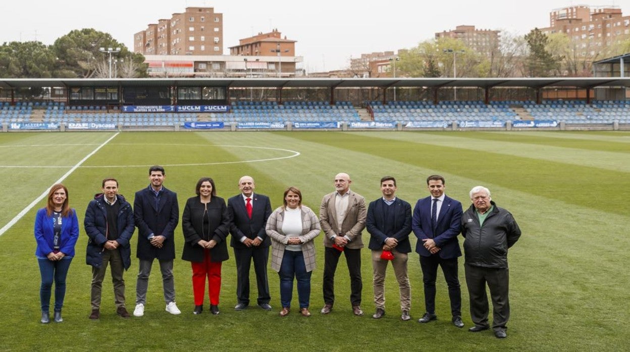 A la presentación del partido en el estadio 'El Prado' de Talavera acudieron el seleccionador de la sub-21, Luis de la Fuente, o la alcaldesa, Tita García Élez, entre otras personalidades