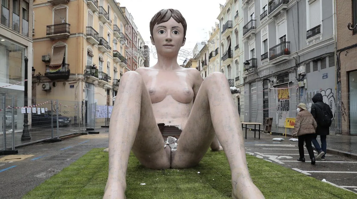 Mutilan una falla que mostraba a una mujer desnuda en Valencia y destrozan su zona genital imagen