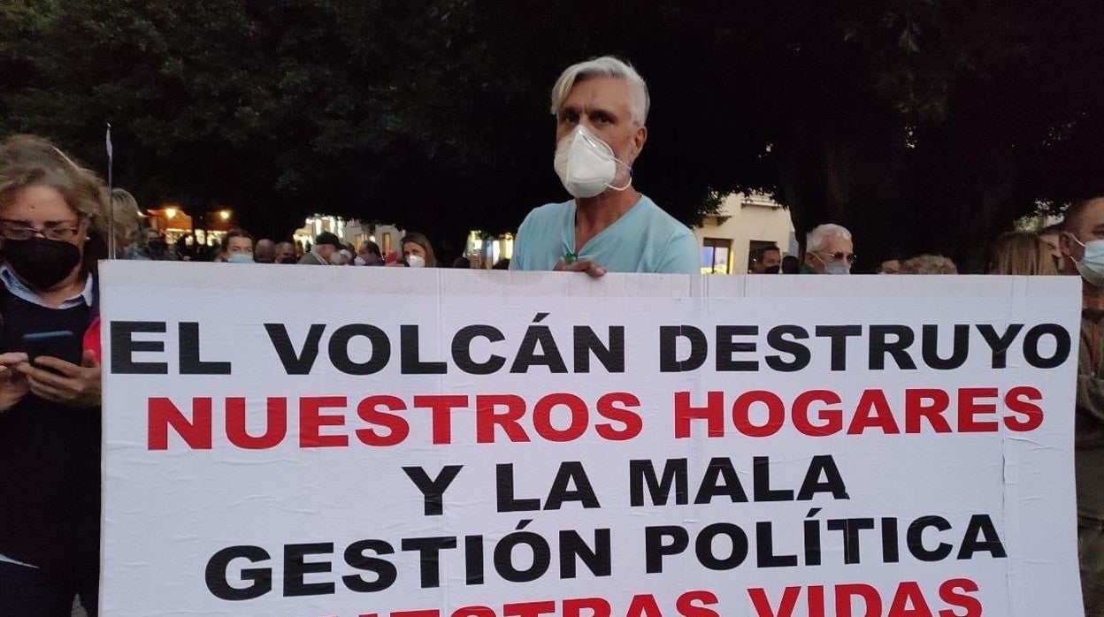 Gregorio García, vecino de Todoque, durante una de las movilizaciones vecinales