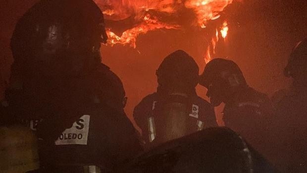 Desalojan un edificio de tres plantas en Torrijos por un incendio