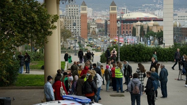 Primeras colas en el centro de recepción y acogida de refugiados ucranianos en Barcelona