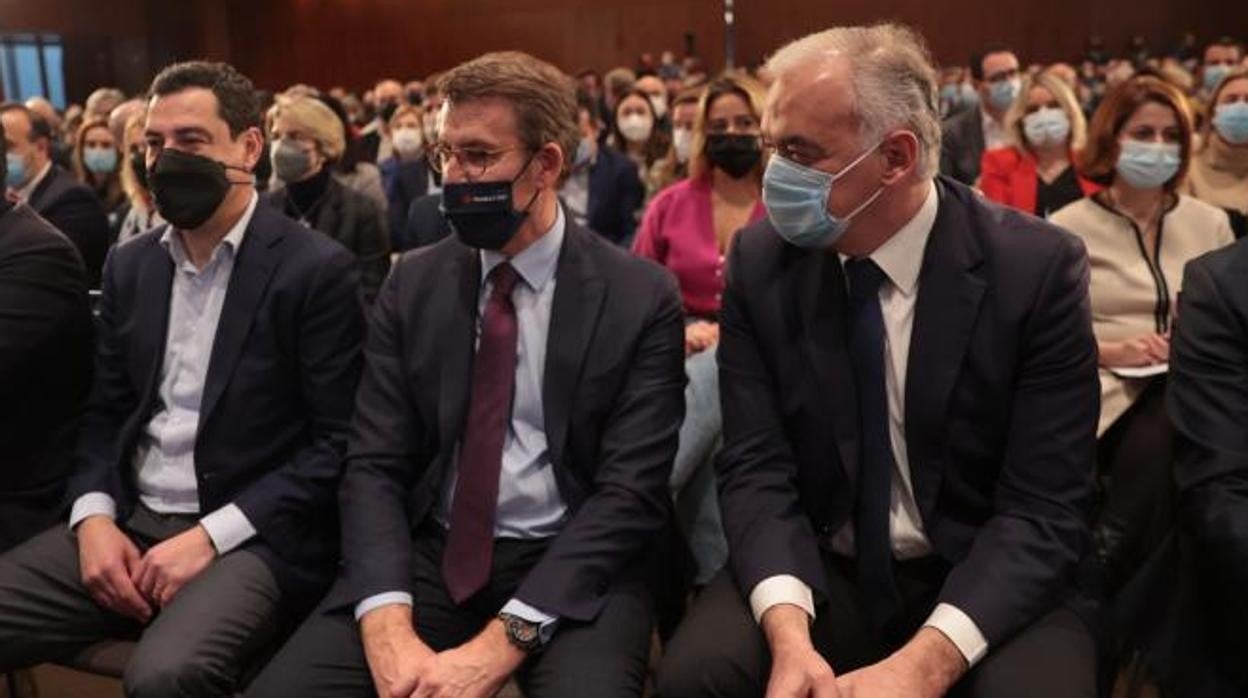 Esteban González Pons, junto al candidato Alberto Núñez Feijóo y el presidente de la Junta de Andalucía Juanma Moreno