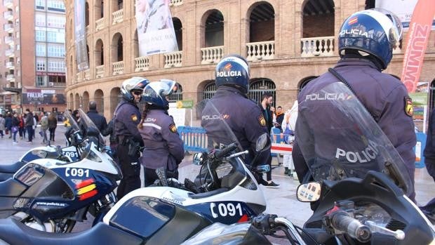 Detienen a un menor en Valencia por instar a otros a agredir a falleros e insultar a policías