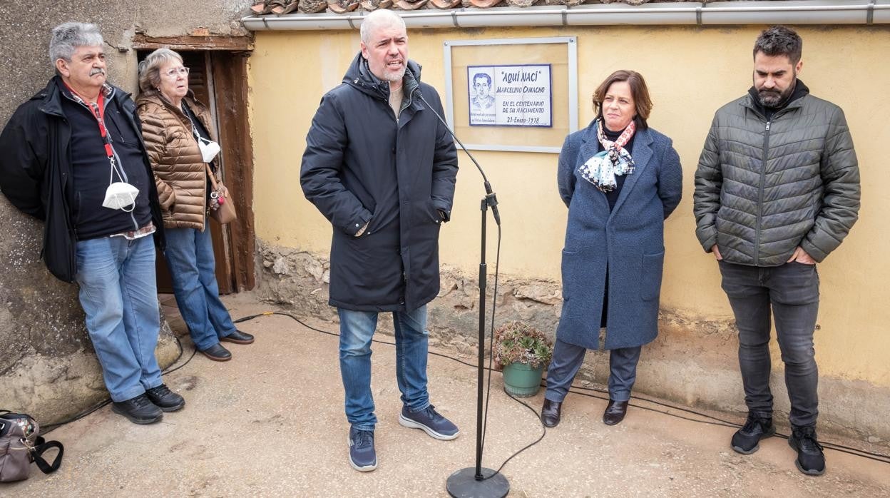 El secretario general de CCOO, Unai Sordo, participa en el acto de inauguración de la cerámica conmemorativa ''Casa Natal de Marcelino Camacho'', en la localidad soriana de La Rasa