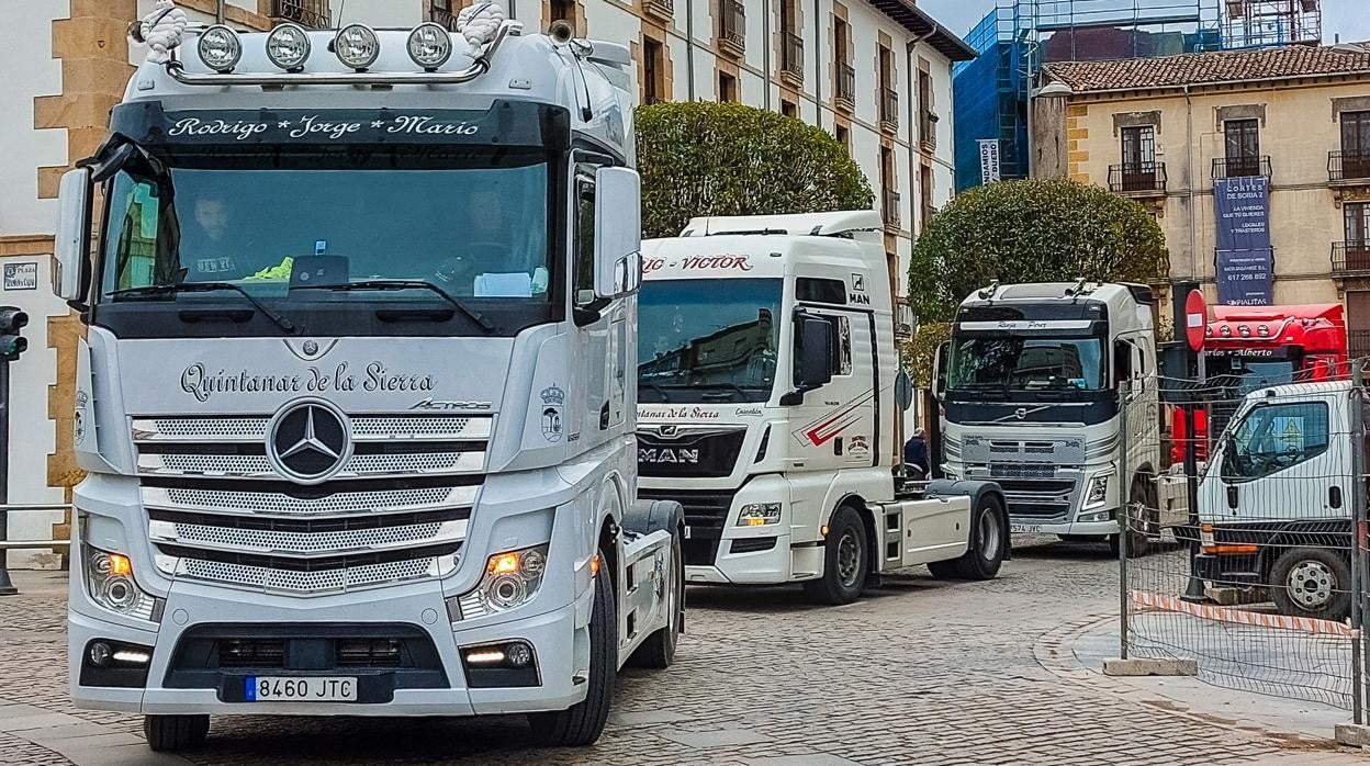 Camiones circulan ayer por el centro de la ciudad de Soria con motivo de la huelga convocada por la Plataforma para la Defensa del Sector del Transporte de Mercancías