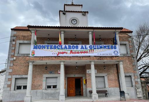 Pancarta colocada en el Ayuntamiento sobre el Guinness