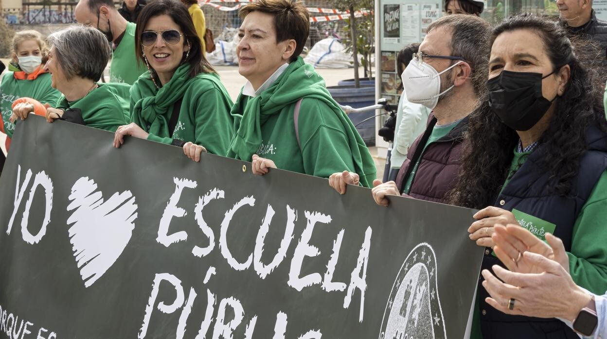 Manifestantes en Valladolid, en la marcha celebrada en favor de la escuela pública