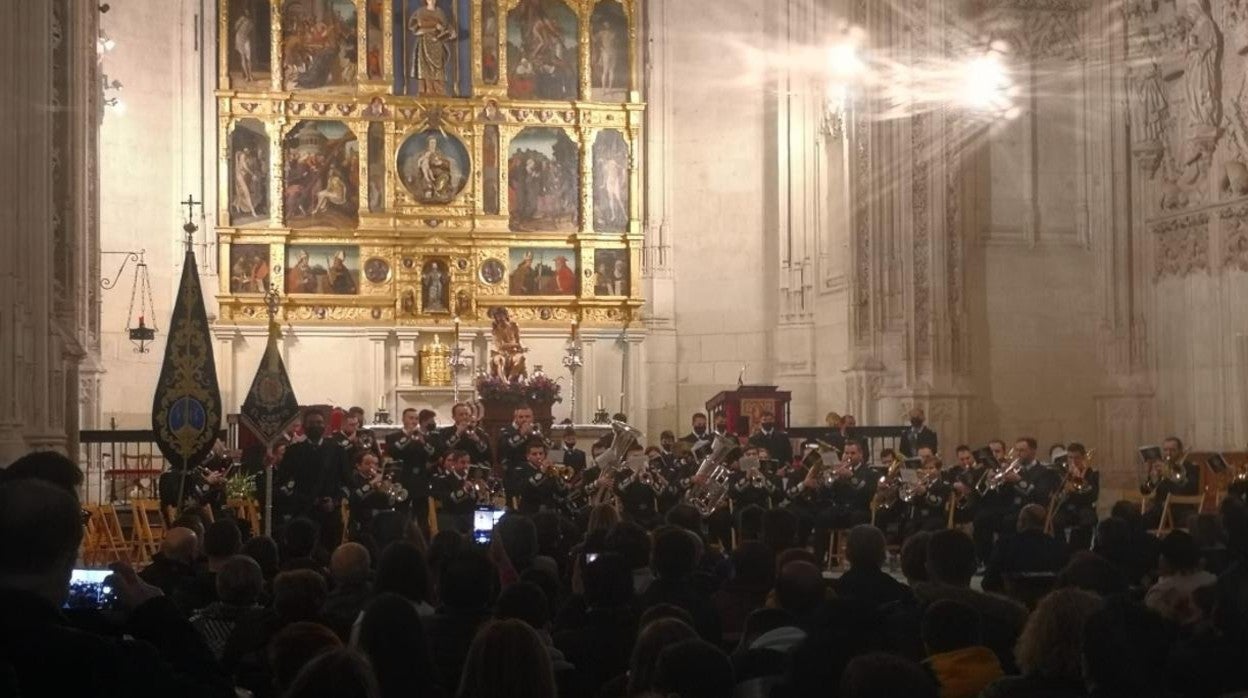 Numerosas personas llenaron la iglesia para disfrutar con las agrupaciones de Córdoba y Sevilla que participaron en el certamen solidario