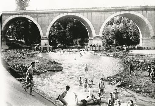 Verano de 1918. Bañistas en el Manzanares junto al Puente de los Franceses