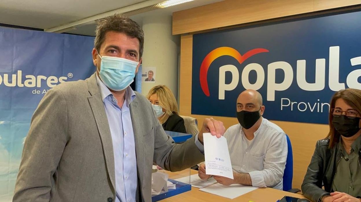 Carlos Mazón, en el momento de votar por Alberto Núñez Feijóo, en la sede del PP en Alicante