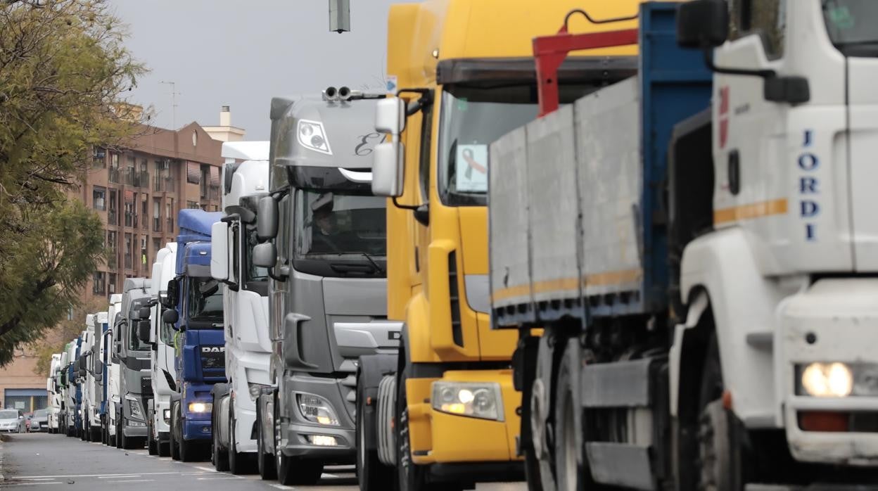 Una caravana de camiones de grandes dimensiones colapsa este lunes la A-3 en Valencia