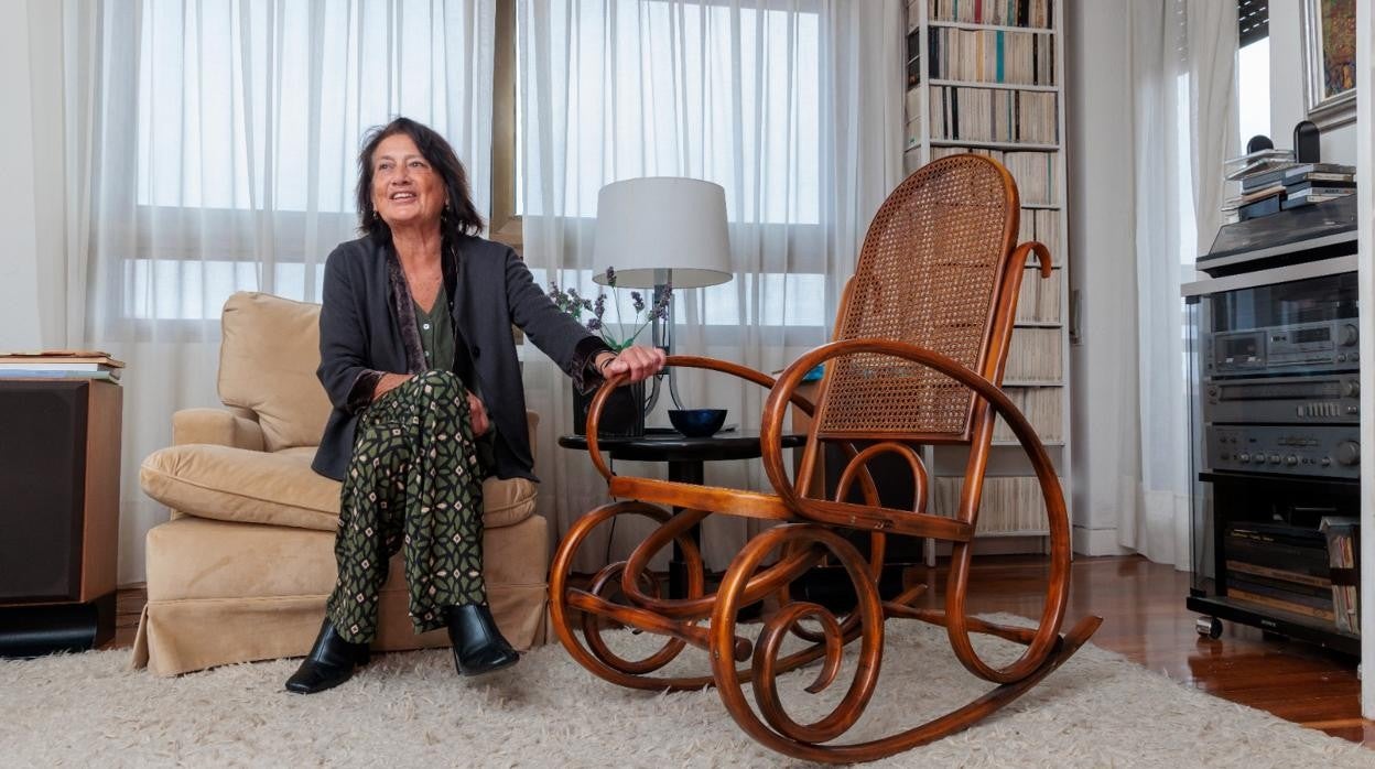 Elisa Delibes, junto a la mecedora donde se solía sentar su padre