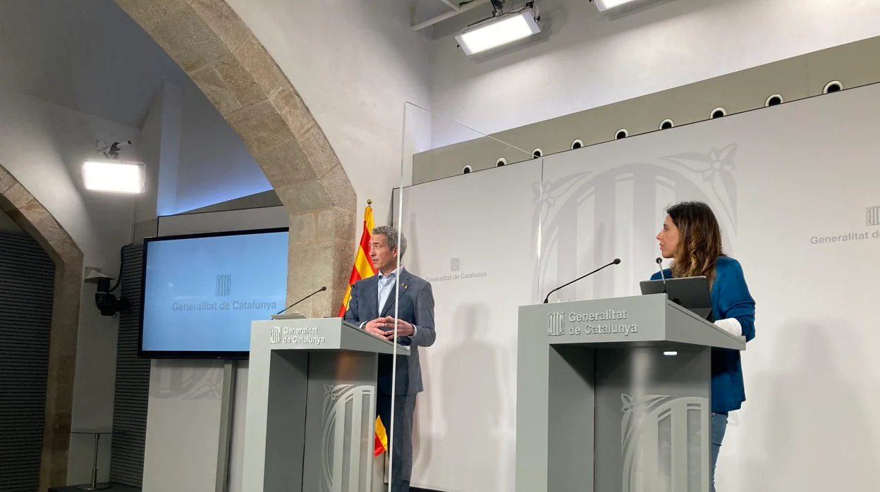 Josep Gonzàlez-Cambray, consejero de Educación, hoy, acompañado de la portavoz del Govern catalán, durante la rueda de prensa