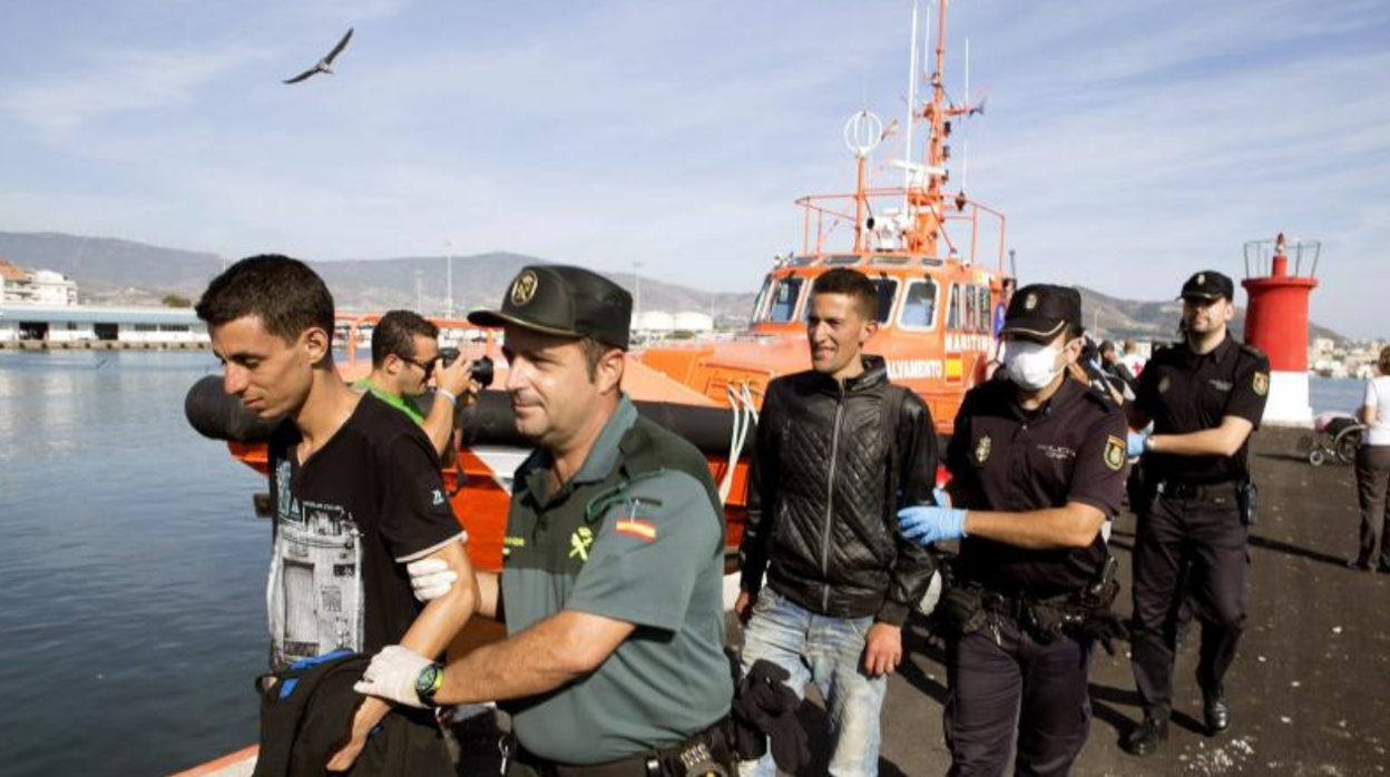 Guardia Civil y Policía Nacional acompañan a migrantes llegado a Motril