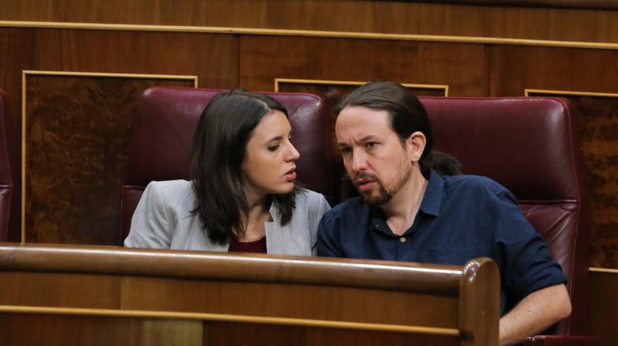 Irene Montero y Pablo Iglesias, en una foto de archivo, en el Congreso