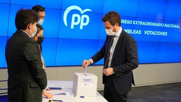 Casado votó a Feijóo como presidente del PP en la urna instalada en Génova