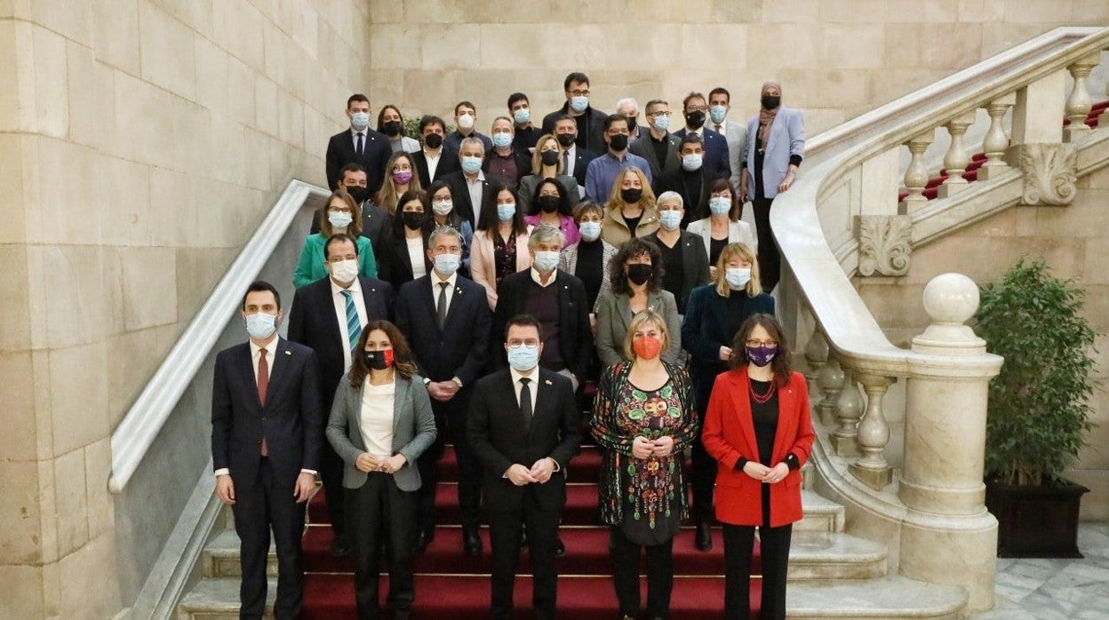 Foto oficial de la Generalitat, con Aragonès, al frente, los consejeros de ERC, el de Salud, Argimon (de Junts), y diputados de ERC en el Parlamento de Cataluña