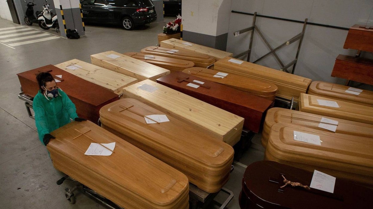 Un operario de funeraria traslada varios féretros durante la primera ola de la pandemia