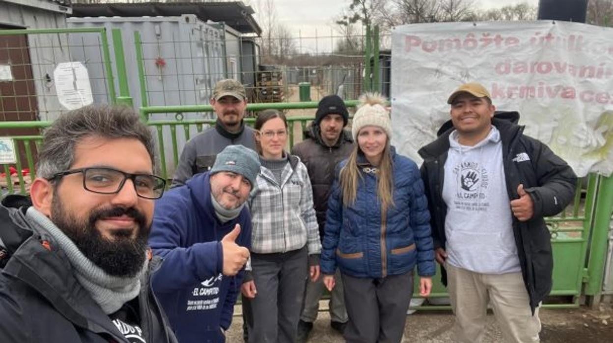 Miembros de la protectora Salvando Peludos junto a voluntarios en la frontera de Polonia con Ucrania