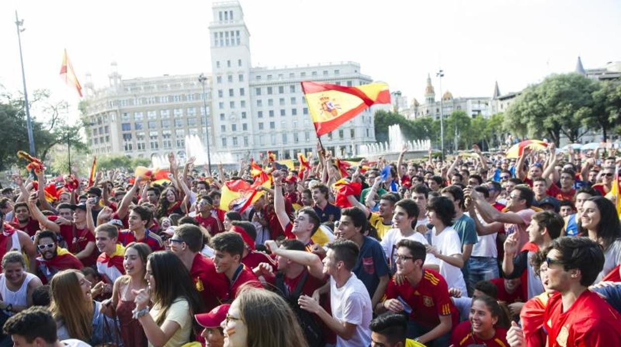 Seguidores de la Roja, siguiendo a la selección en plaza Cataluña durante la Eurocopa de 2016