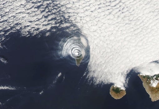 Fenómeno 'cielo caballa' captado por la NASA durante la erupción