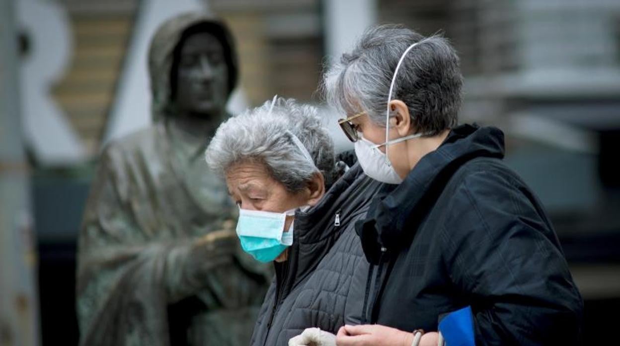 Dos mujeres con mascarilla por la calle, en Orense