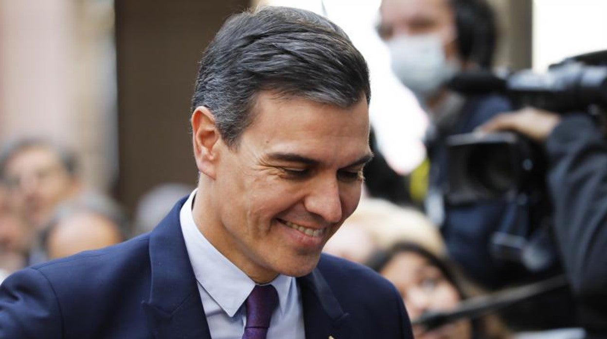 Pedro Sánchez, presidente del Gobierno, ayer en Bruselas mientras atendía a los medios de comunicación