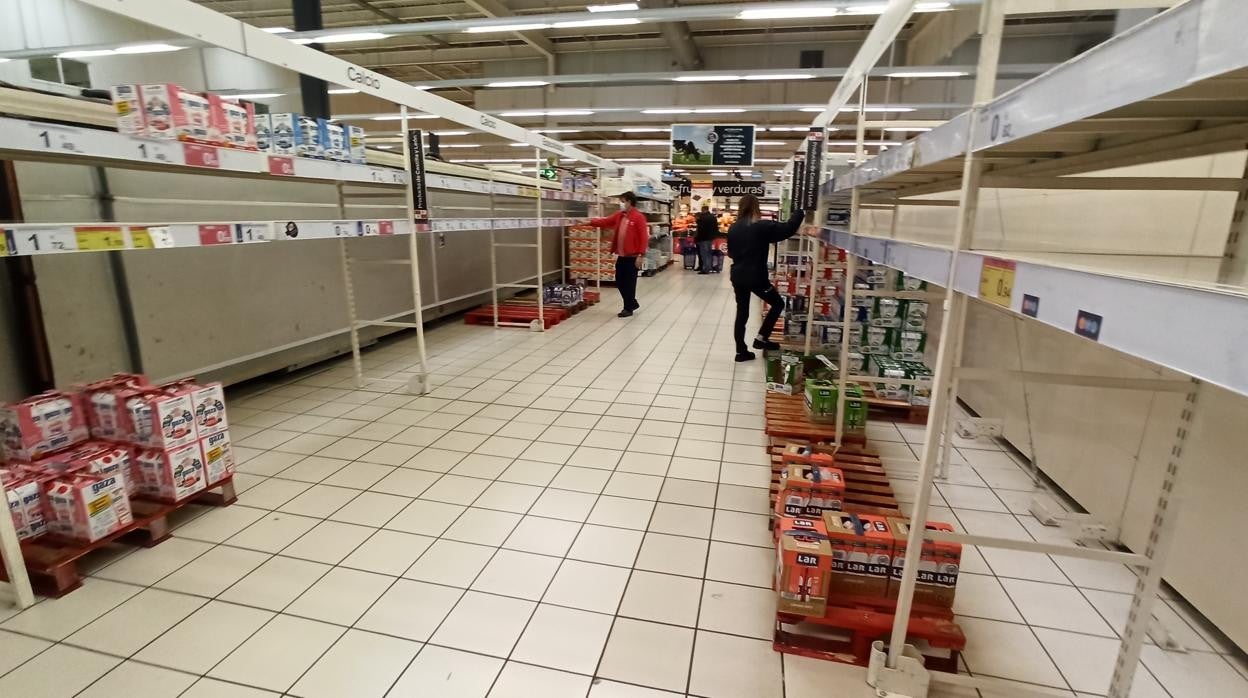 Escasez de leche en un hipermercado de Ponferrada