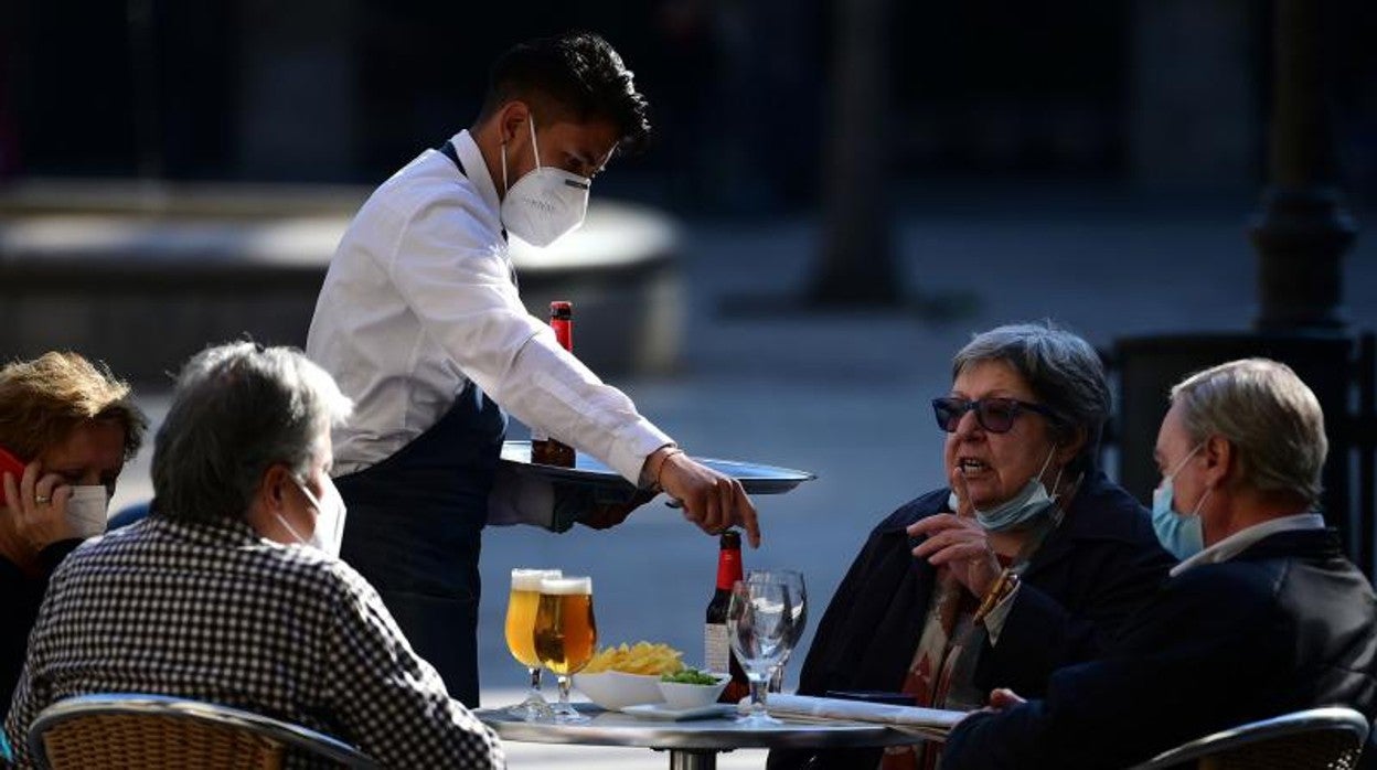 Usuarios en un bar de Barcelona, hace unos meses