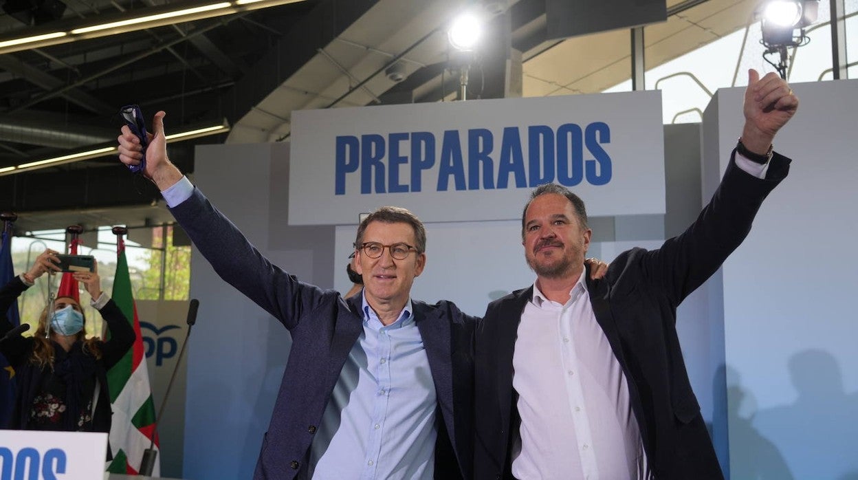 Alberto Núñez Feijóo y Carlos Iturgaiz juntos durante el acto con militantes celebrado en Bilbao