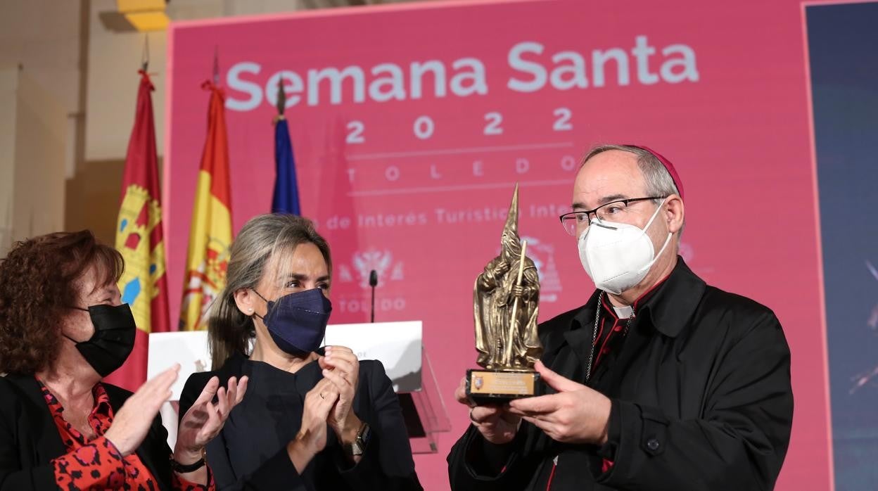 Ana Pérez, Milagros Tolón y Francisco Cerro, que recibió uno de los Nazarenos de Honor 2022