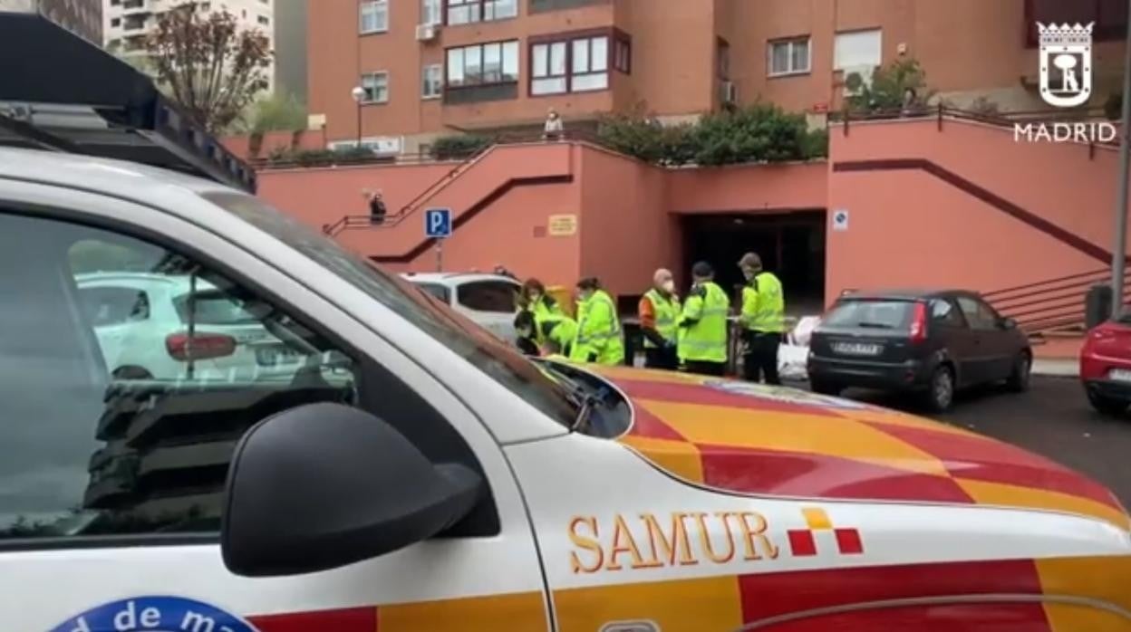 Sanitarios de Samur-Protección Civil en el lugar del accidente