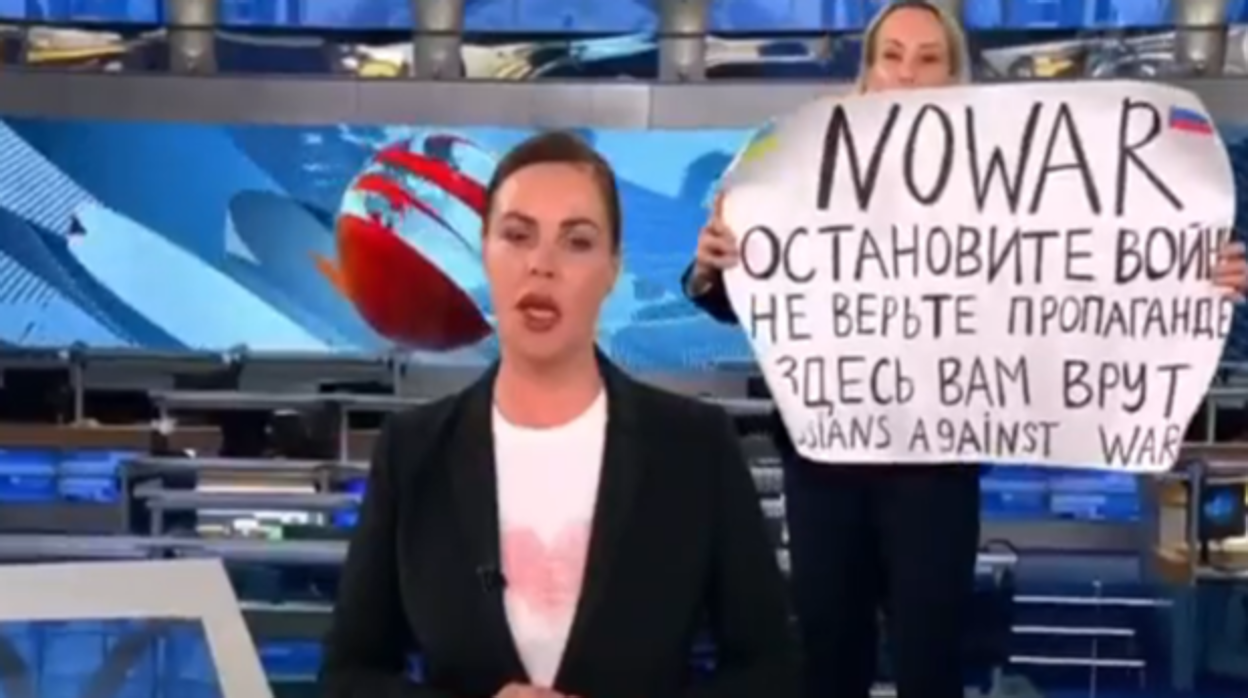 Una periodista rusa criticó la guerra iniciada por Putin