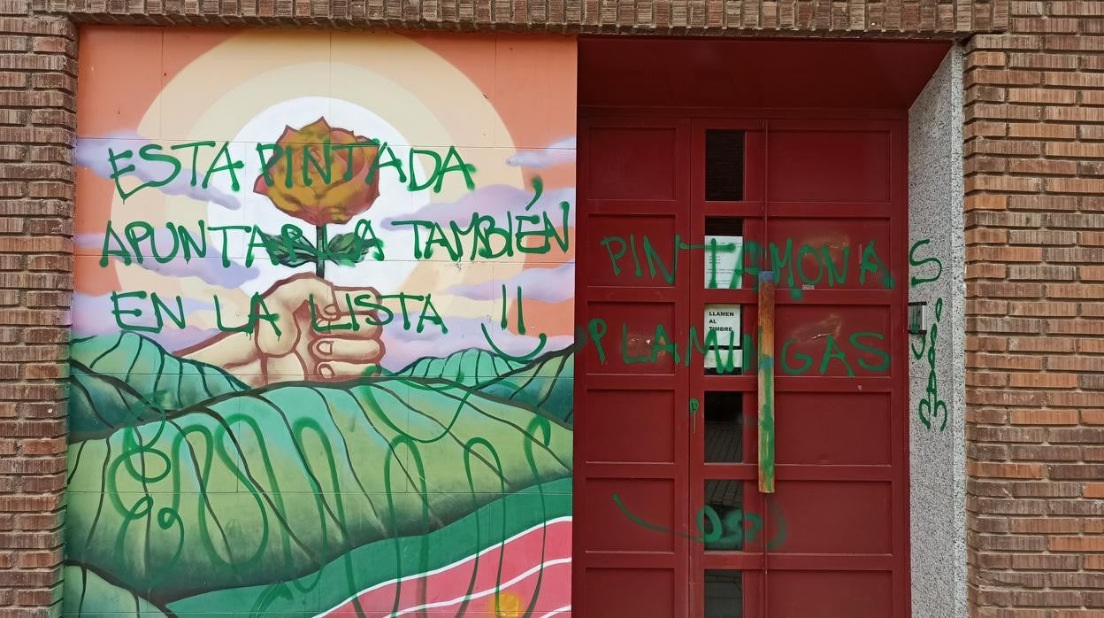 La sede del PSOE de Zamora amaneció ayer con pintadas