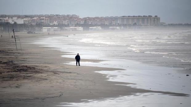 Investigan el hallazgo de un cadáver con tres disparos en el pecho en una playa de Vinaroz