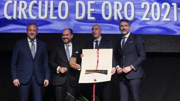 Carlos Fernández recoge «orgulloso» el Círculo de Oro y aboga por el desarrollo para «distribuir la riqueza»