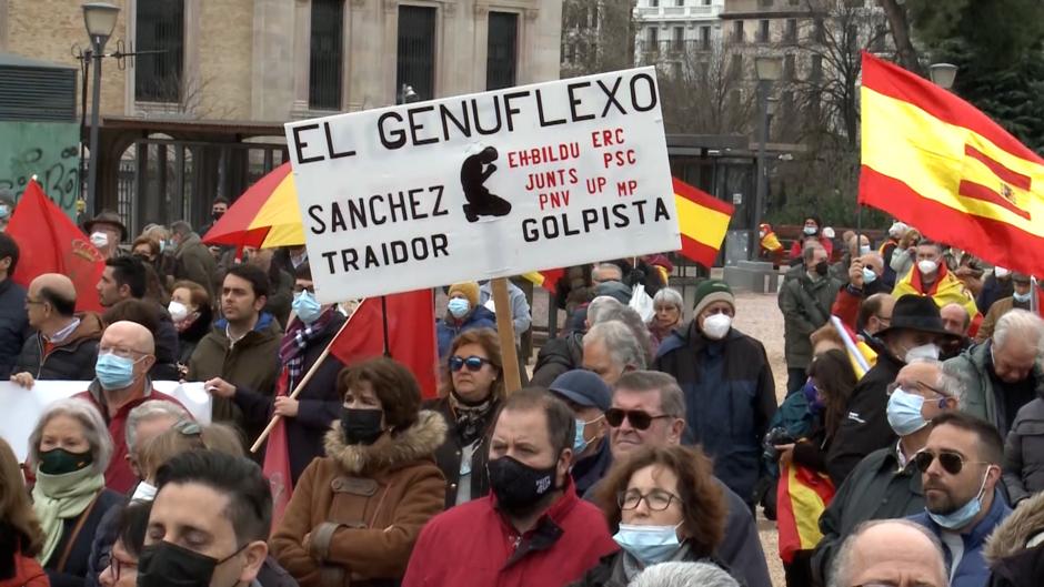 Cientos de personas secundan la protesta de AVT contra el «Gobierno traidor» entre gritos de «Marlaska dimisión»