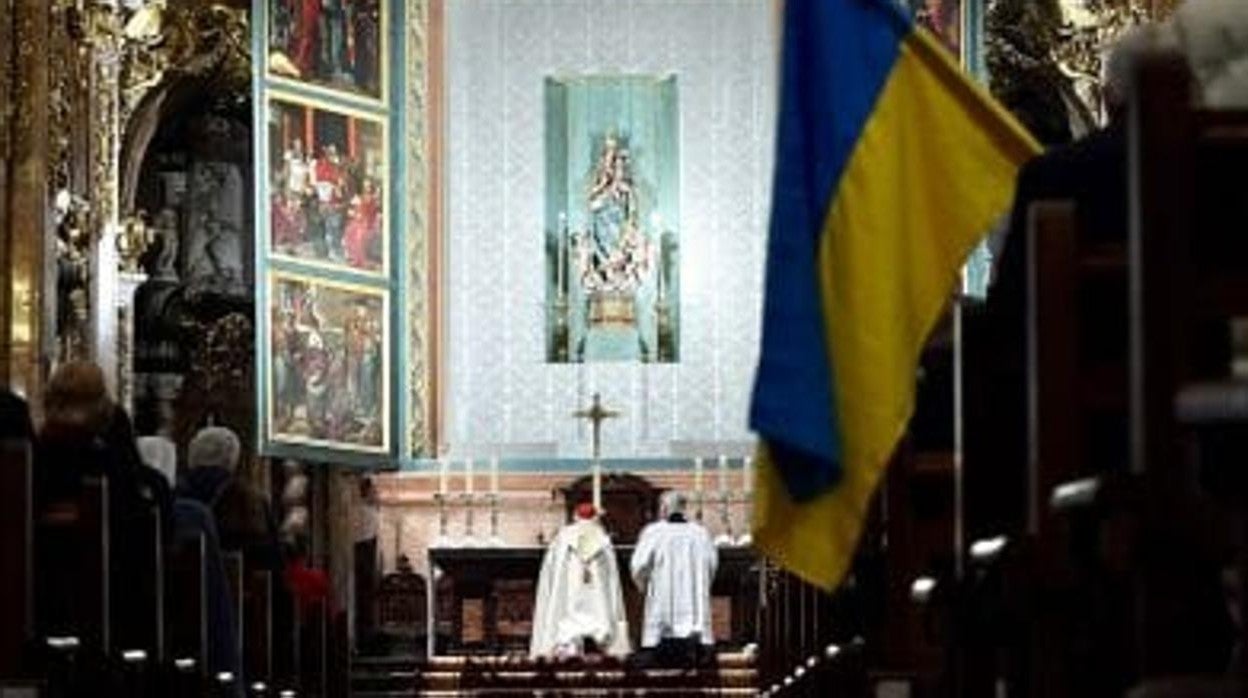 Acto de consagración con la bandera de Ucrania, en la catedral de Valencia, en una imagen difundida en su web por el Arzobispado