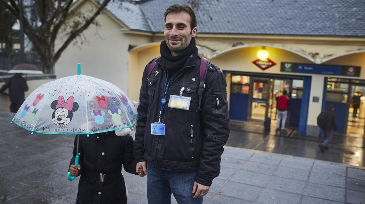 Santiago, uno de los auxiliares, recoge a una de las niñas a la salida del colegio en el Metro de Batán
