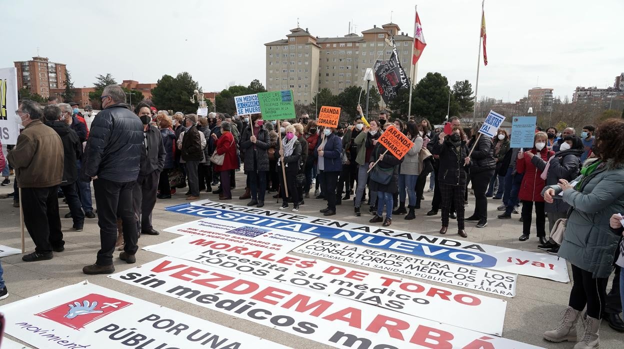 Asistentes a la concentración por la sanidad pública ante las Cortes de Castilla y León