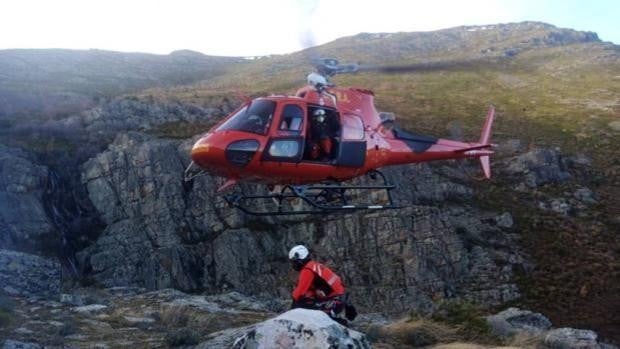 Rescatan con un helicóptero a un senderista herido en El Cardoso de la Sierra