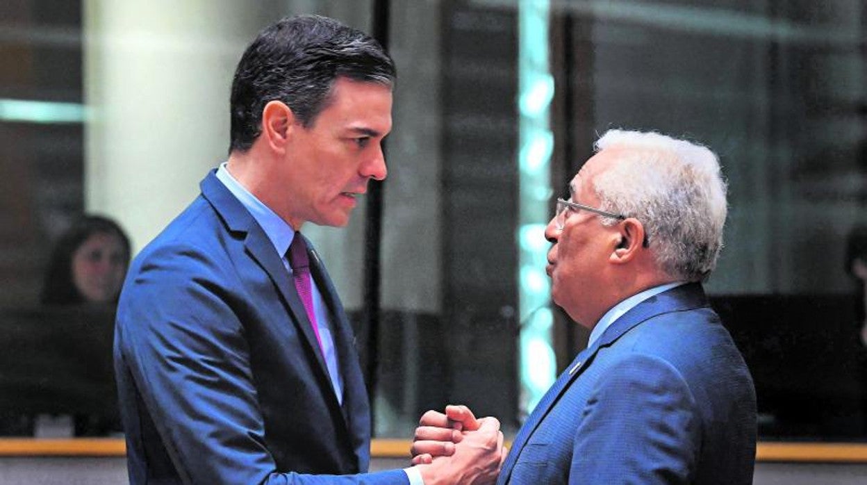 Los presidentes de España y Portugal, Pedro Sánchez y Antonio Costa, en un momento del Consejo Europeo, en Bruselas