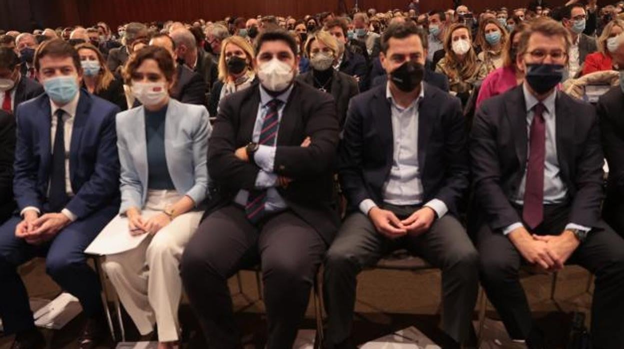 Alberto Núñez Feijóo (primero por la derecha), junto a los barones regionales del PP Juanma Moreno, Fernando López Miras, Isabel Díaz Ayuso y Alfonso Fernández Mañueco