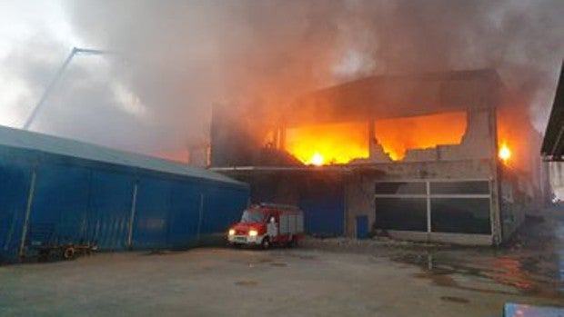 Un incendio calcina cinco naves de un polígono de Mos