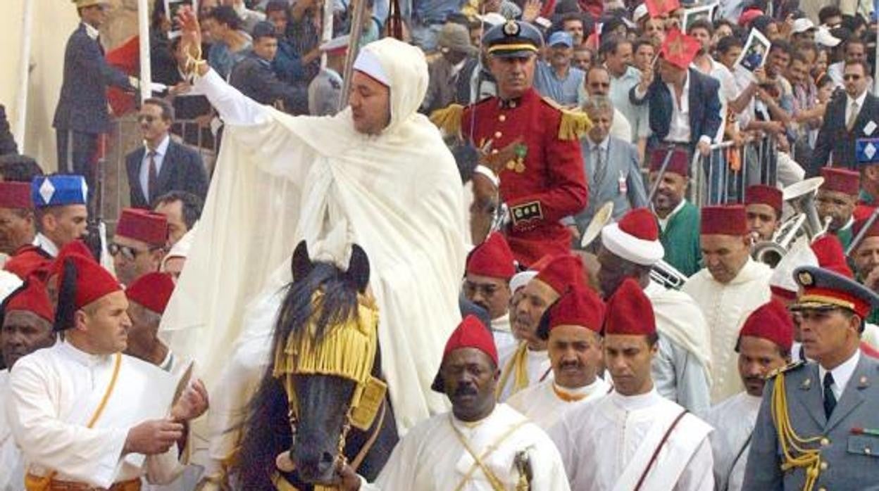 Un joven Mohamed VI, en 2001, en el Aaiún, durante el viaje por el antiguo Sahara español dos años después de llegar al trono tras la muerte de su padre, el Rey Hassan II