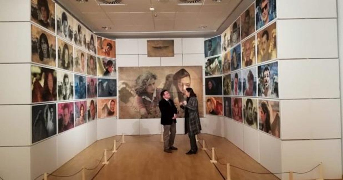 García y Gordillo visitan la exposición 'Ella' en la sala de exposiciones del Arzobispado