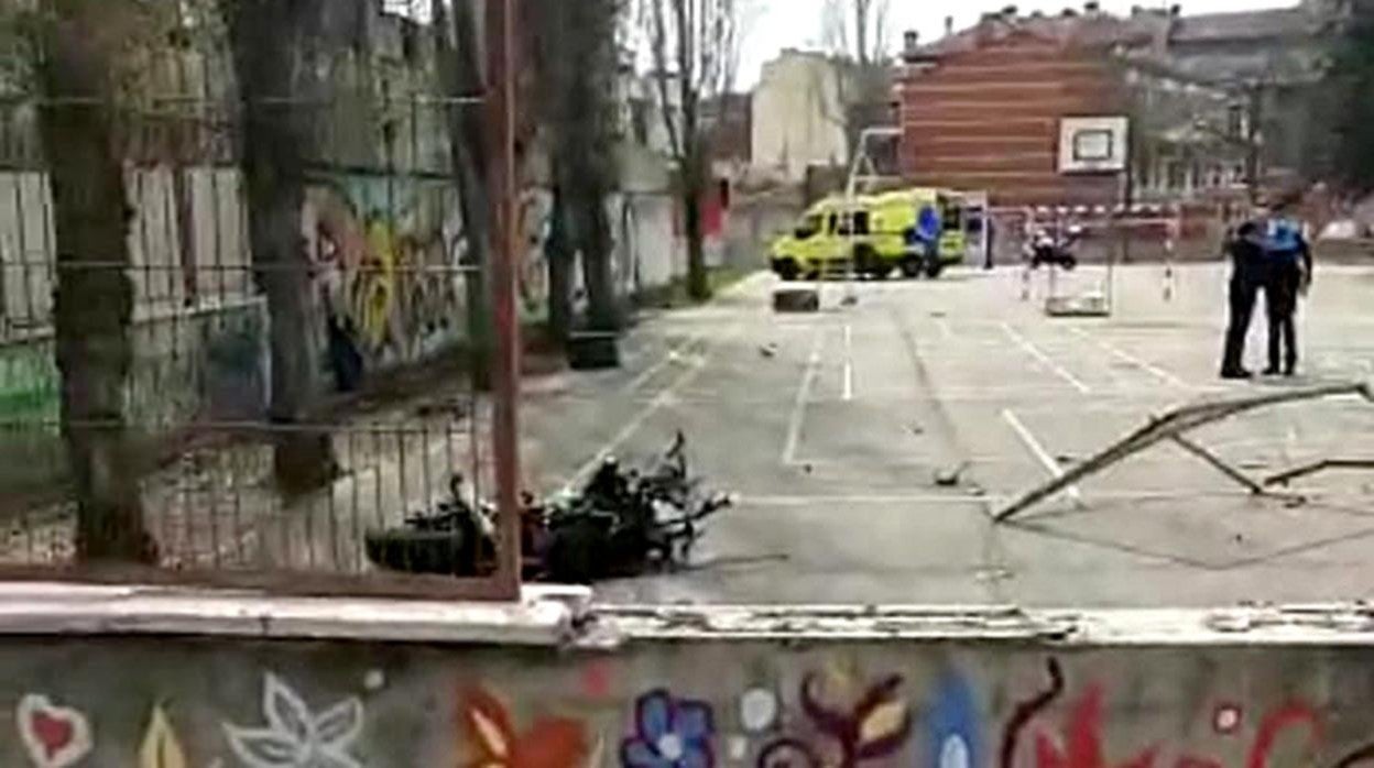 En estado grave tras empotrarse con una moto contra la valla de un colegio de Palencia y salir despedido